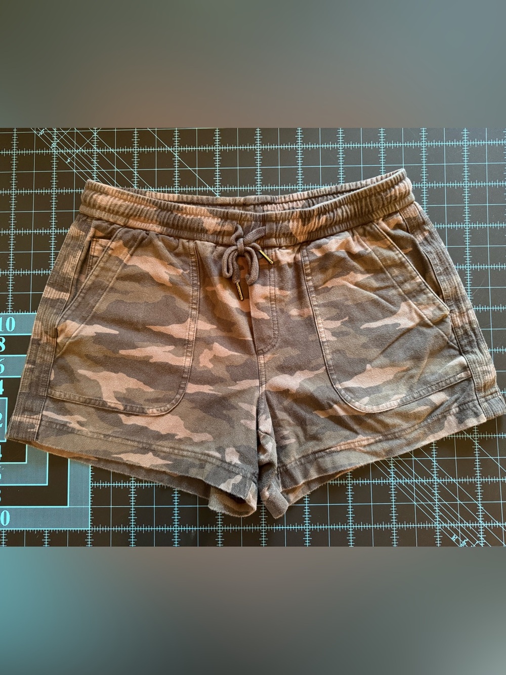 Athleta Farallon Camo Short Sz 10